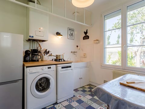 Cabinetry, Property, Furniture, Countertop, Window, Sink, Laundry Room, Building, Wood, Kitchen Stove