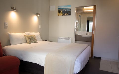 Standard Studio, 1 Queen Bed | In-room safe, soundproofing, iron/ironing board, rollaway beds