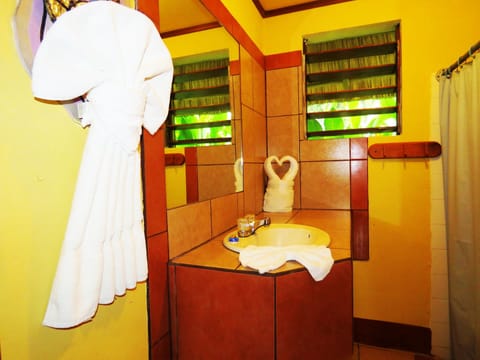 Comfort Cabin, Multiple Beds | Bathroom amenities | Shower, towels, soap, shampoo