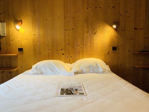 Chambre Single Vue Montagne | In-room safe, individually decorated, individually furnished, desk