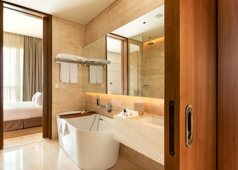 Junior Suite | Bathroom | Combined shower/tub, rainfall showerhead, free toiletries, hair dryer