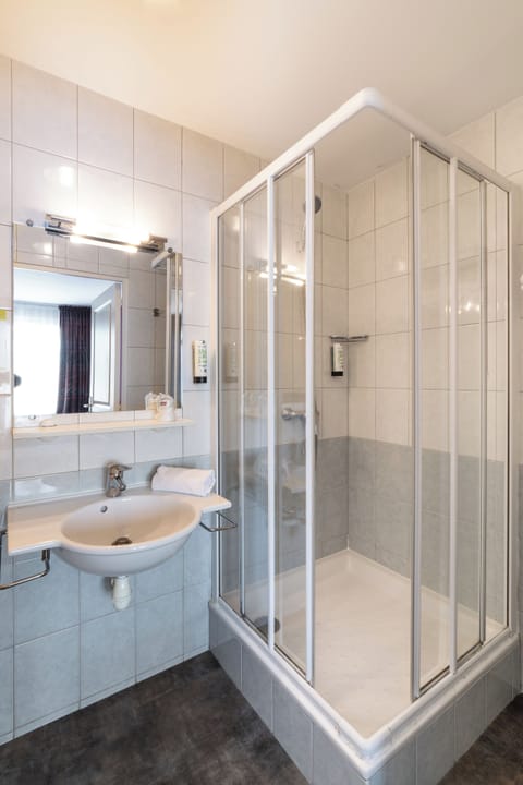 Shower, rainfall showerhead, free toiletries, hair dryer