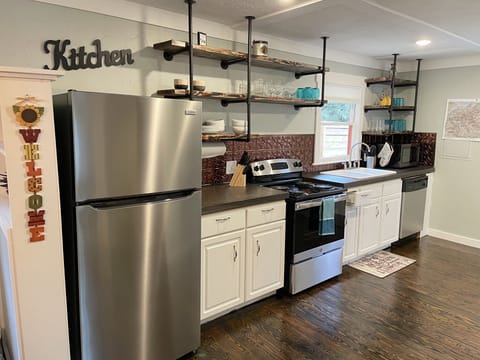 Enjoy the beautiful newly-renovated kitchen with lots of thoughtful finishes