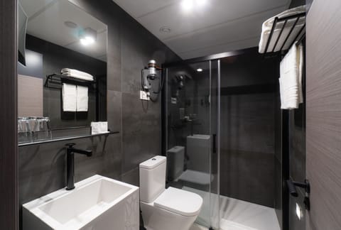 Standard Double Room | Bathroom | Shower, rainfall showerhead, hair dryer, towels