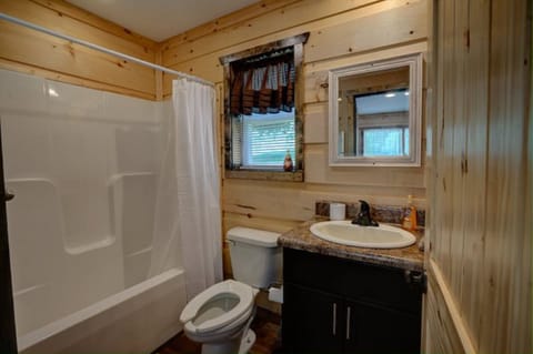 Signature Cabin, Mountain View | Bathroom | Free toiletries, hair dryer