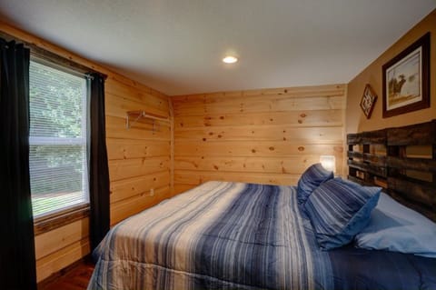 Signature Cabin, Mountain View | Individually decorated, individually furnished, laptop workspace