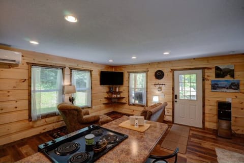 Signature Cabin, Mountain View | Living area | TV