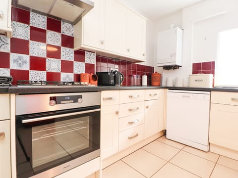 Cottage | Private kitchen | Fridge, dishwasher, electric kettle, toaster