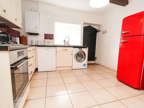 Cottage | Private kitchen | Fridge, dishwasher, electric kettle, toaster