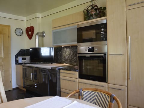 Cabinetry, Countertop, Property, Furniture, Kitchen Stove, Home Appliance, Kitchen Appliance, Kitchen, Wood, Interior Design