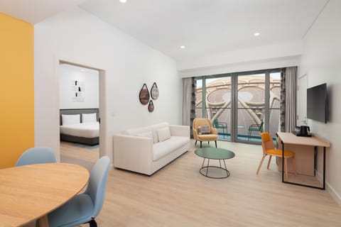 Al Wasl Suite | Minibar, in-room safe, desk, laptop workspace