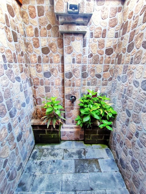 Family Room | Bathroom | Shower, free toiletries, hair dryer, bathrobes