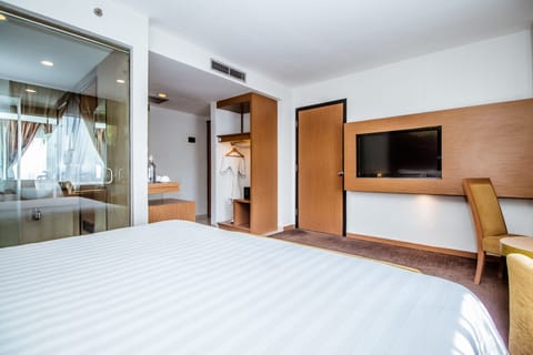 Junior Suite | Premium bedding, in-room safe, desk, iron/ironing board