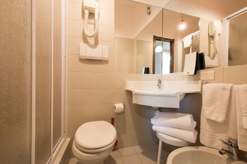 Triple Room | Bathroom | Deep soaking tub, rainfall showerhead, bidet, towels