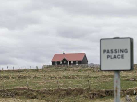 Setting | Uig Bay Cottage, Crowlista