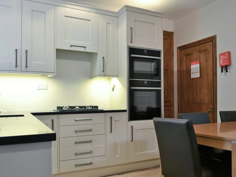 Well-equipped fitted kitchen | Bede’s Cottage, Windermere