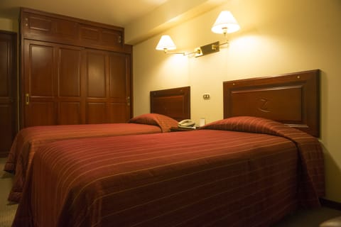 Standard Twin Room | Minibar, in-room safe, desk, free WiFi