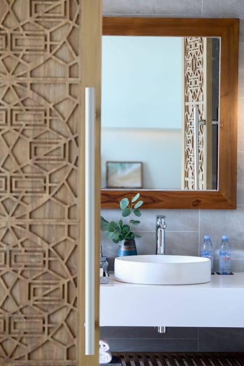 Separate tub and shower, rainfall showerhead, eco-friendly toiletries