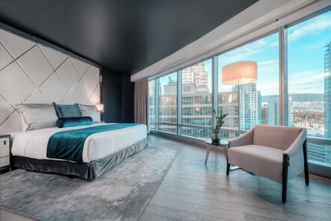 Paradox King + Bath | Minibar, in-room safe, individually decorated, individually furnished