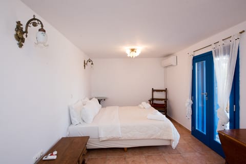 Deluxe Villa | Iron/ironing board, free WiFi