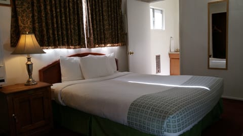 Suite | Iron/ironing board, free WiFi, bed sheets