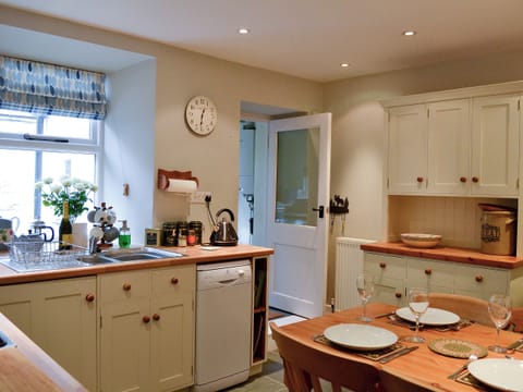 Traditional Lakeland kitchen/diner | Bluebell Cottage, Coniston