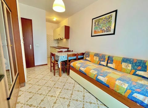 Apartment, 1 Bedroom, Balcony, Pool View | Interior