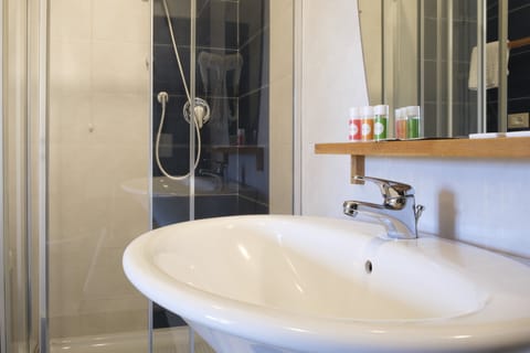 Apartment, 2 Bedrooms | Bathroom | Shower, free toiletries, hair dryer, bidet