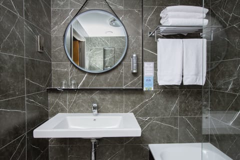 Combined shower/tub, eco-friendly toiletries, hair dryer, towels