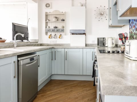 Cottage | Private kitchen | Fridge, dishwasher, electric kettle, toaster