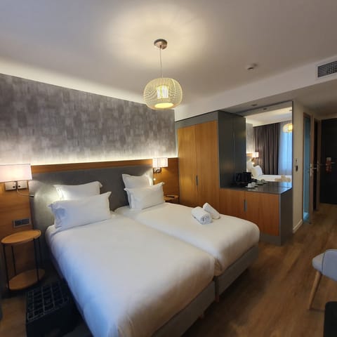 Comfort Room | Premium bedding, minibar, in-room safe, individually furnished