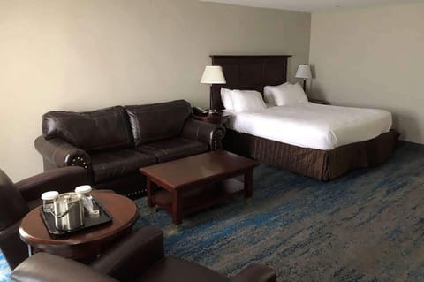 Deluxe Room, 1 King Bed, Non Smoking | Pillowtop beds, in-room safe, desk, blackout drapes