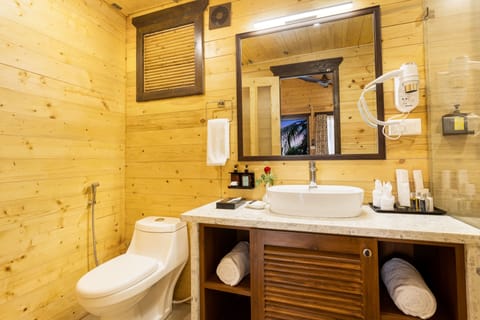 Chalet | Bathroom | Shower, hair dryer, slippers, towels