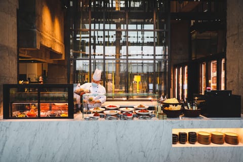 2 restaurants, breakfast, lunch served; local and international cuisine