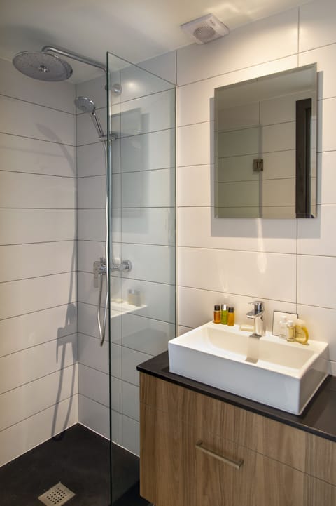 Exclusive Apartment | Bathroom | Shower, free toiletries, hair dryer, towels