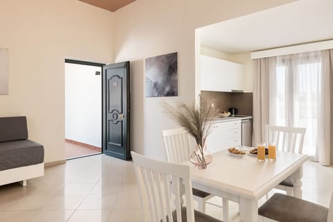 Deluxe Apartment | Hypo-allergenic bedding, in-room safe, soundproofing, iron/ironing board