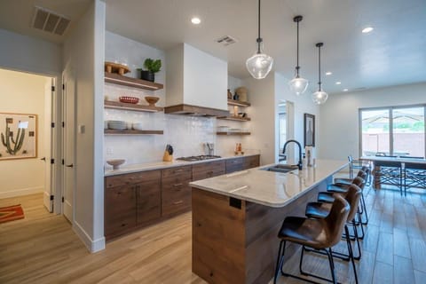 Deluxe kitchen with oversized island - seating for 5 at the island