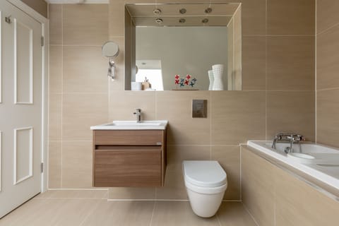 Calton Suite | Deep soaking bathtub