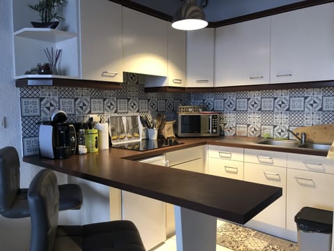 Deluxe Apartment | Private kitchen | Fridge, microwave, oven, espresso maker