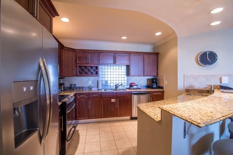 Spacious, fully stocked kitchen w/breakfast bar and separate bar sink