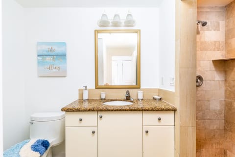 Standard Apartment | Bathroom | Shower, shampoo