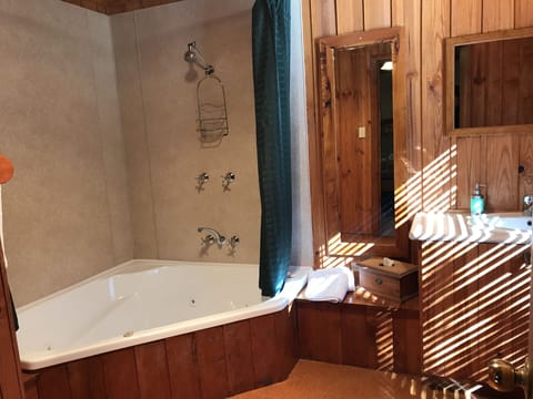 Tallow-wood- Spa | Bathroom | Free toiletries, hair dryer, towels, soap