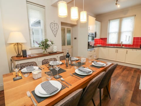 Cottage | Private kitchen | Fridge, dishwasher, electric kettle, toaster