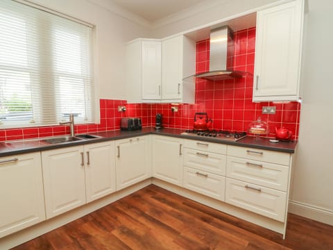 Cottage | Private kitchen | Fridge, dishwasher, electric kettle, toaster