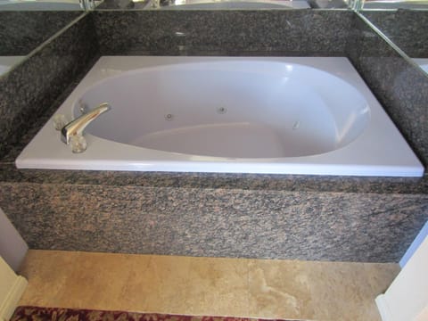 Combined shower/tub, deep soaking tub, towels