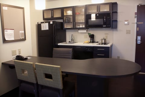 Premium bedding, desk, iron/ironing board, free WiFi