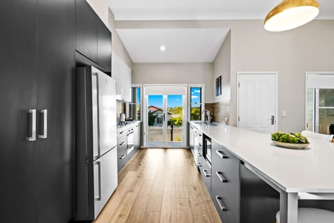 Design House | Private kitchen | Full-size fridge, microwave, oven, stovetop