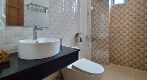 Standard Double Room | Bathroom | Shower, rainfall showerhead, hair dryer, towels