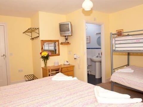 Premium bedding, desk, iron/ironing board, free WiFi