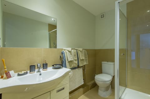 Luxury Room 2 with Ocean View and Private Spa | Bathroom | Shower, rainfall showerhead, free toiletries, hair dryer